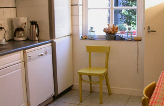 keuken met stoel en raam