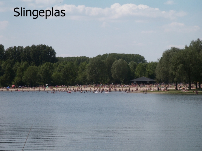 Slingeplas met op afstand strand