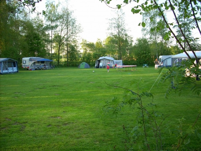 overzicht veld met caravans