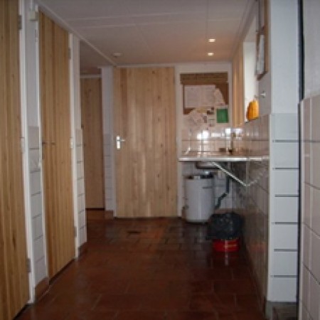 Sanitairruimte licht, houten deuren, schoon met centrifuge